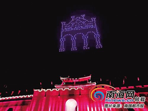 三亚上演主题快闪 300架无人机点亮崖州古城夜空