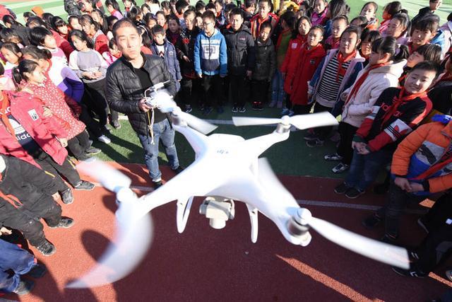阳谷：“无线梦想自由飞翔”无人机飞进小学校园里