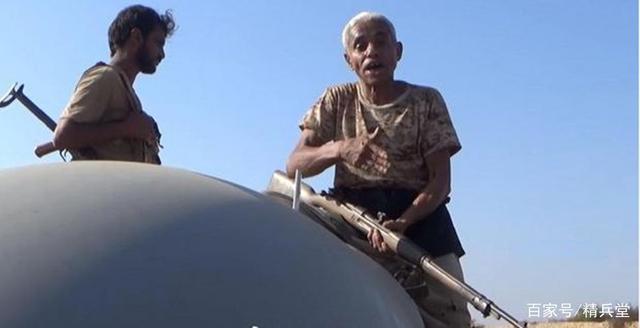 毛瑟98K步枪击落翼龙无人机？胡塞武装扛毛瑟枪，拖走翼龙无人机