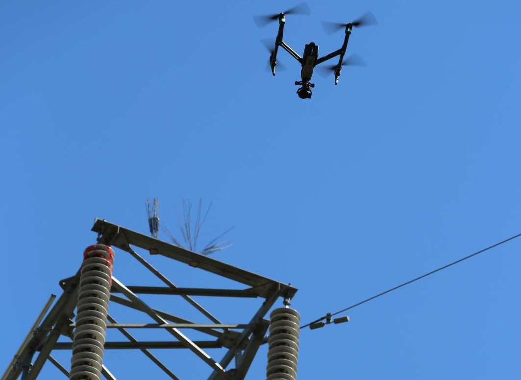 内蒙古电力实施首次无人机智能巡检