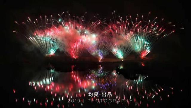 如梦似幻 烟花秀无人机表演点亮南太湖畔