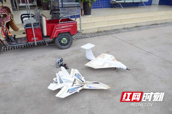 七旬老人高铁站飞无人机 铁路民警赶紧制止 