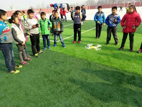 武科大学生研发教学无人机