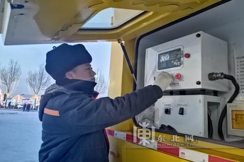 无人机巡线 黑龙江电力部门为冰雪节用电保驾护航