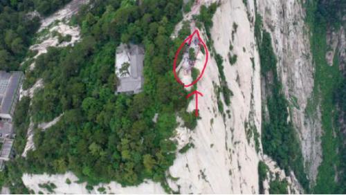 华山究竟有多险？无人机航拍游客悬崖漫步，隔着屏幕都腿软 