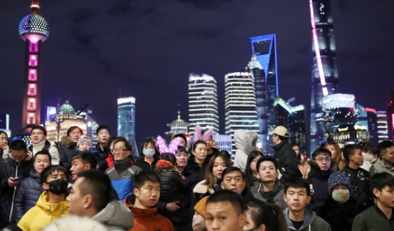 42万人齐聚外滩，2020架无人机点亮“夜上海”一起跨年！