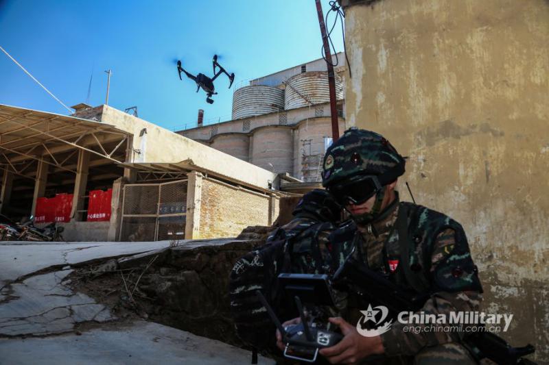 无人机协同！武警狙击手演练反恐作战 