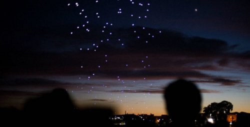 美国上空出现数十架无人机，不断变换各种队形，3小时后消失不见