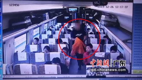 一乘客用羽绒衣卷走无人机 铁警迅速侦破