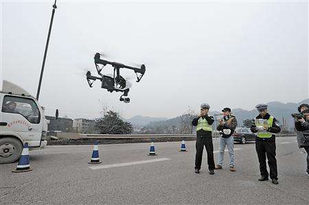“护航”春运 西安高速交警启用无人机巡逻