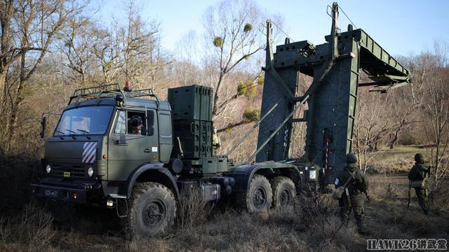 俄军工程兵团架设重型机械化桥 无人机从独特角度 拍摄架桥过程