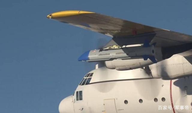 打造“空中航母”？飞行途中投放无人机，100分钟后，美军失望了