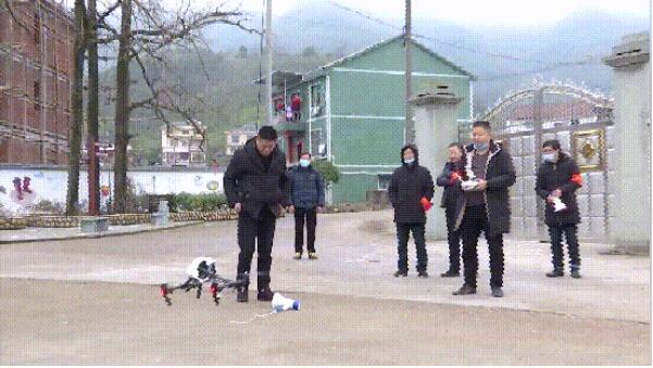 无人机在天上喊“不拜年不串门不聚餐”诸暨防疫够硬核