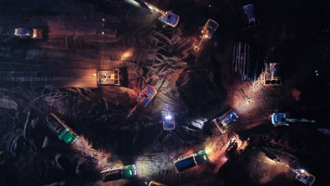 航拍武汉火神山医院施工｜致敬所有在前线的人们