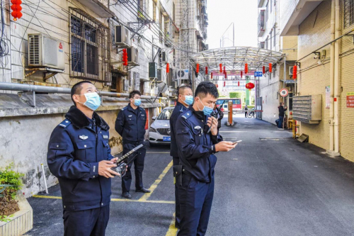 硬核!公安局出动无人机 向大爷大妈“空中喊话”