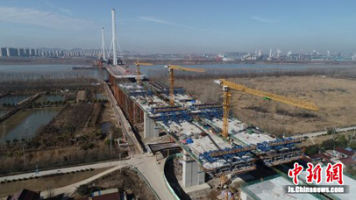 无人机“硬核”战“疫” 南京八卦洲全域空中巡查