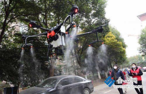 无人机助力小区消毒