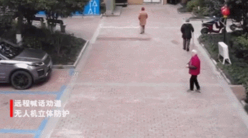 两位大妈刚出门，被天空飘来的5个字吓得赶紧跑回家！