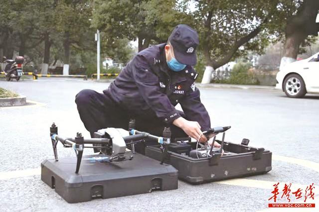 还在外溜达？巡逻无人机追喊“回家”