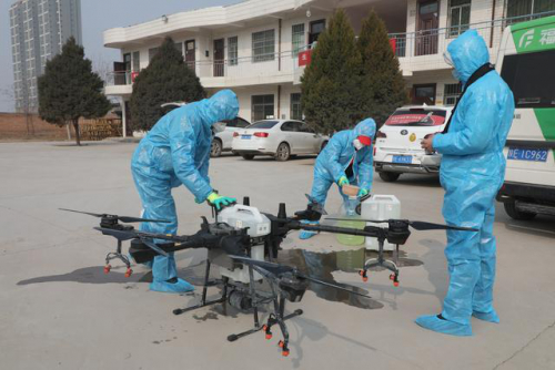 渭南高新区使用无人机对村组进行消毒