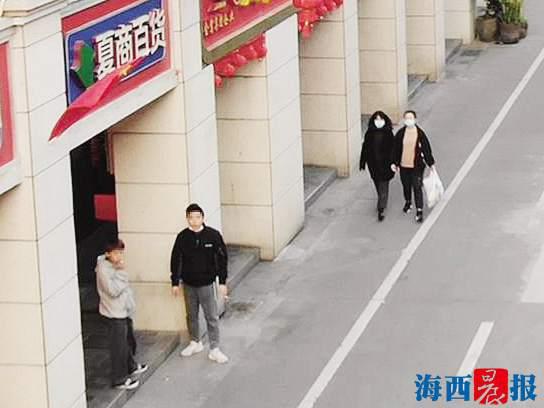 厦门中山路警用无人机高空扫街 高空喊话：戴好口罩