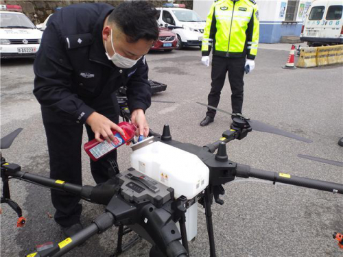 高空巡逻喊话、喷洒消毒……警用无人机出动，贵阳上演空中战“疫”