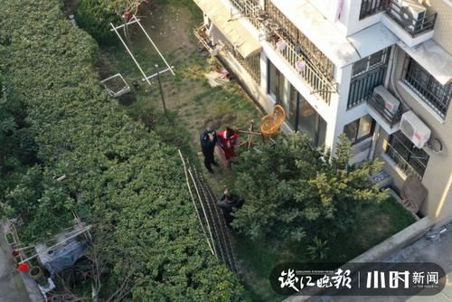 这时候还聚众打牌？你们已经被无人机拍下了