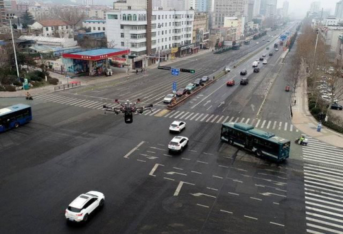 战疫｜济南交警无人机空中喊话：请做好个人防护