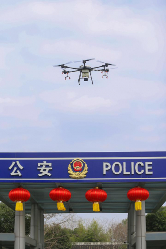震撼！七一派出所无人机“扛”30多斤药水执行低空消杀任务
