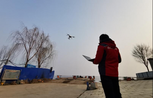 起飞！他们用无人机给“隔绝”的村落送去生活物资 