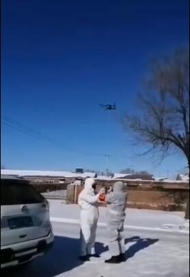 富裕县村民用无人机给日夜坚守一线人员送食物