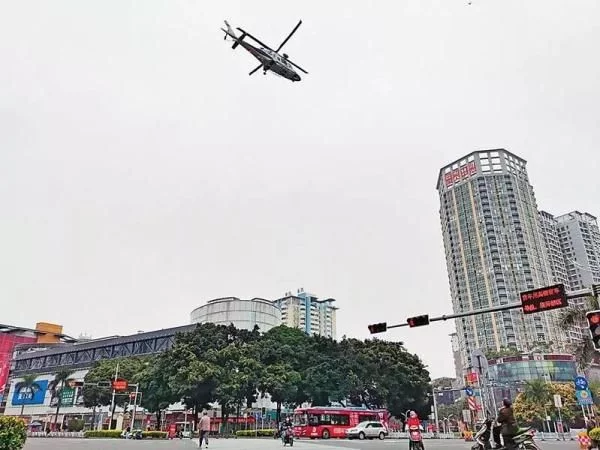 @南宁人，警用直升机、无人机隔空喊你戴好口罩啦！