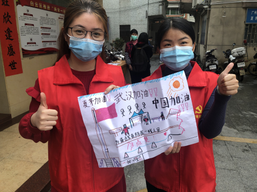 小学生放无人机送手绘画，为防疫一线工作人员加油鼓劲 