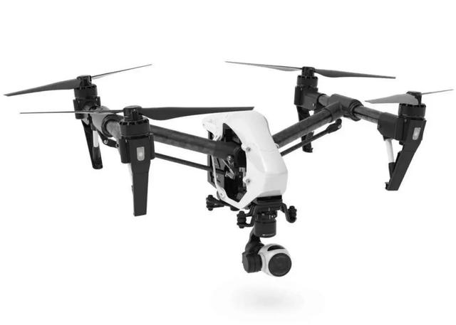 无人机喊话路人：“口罩请戴上，尽量不要出门”！