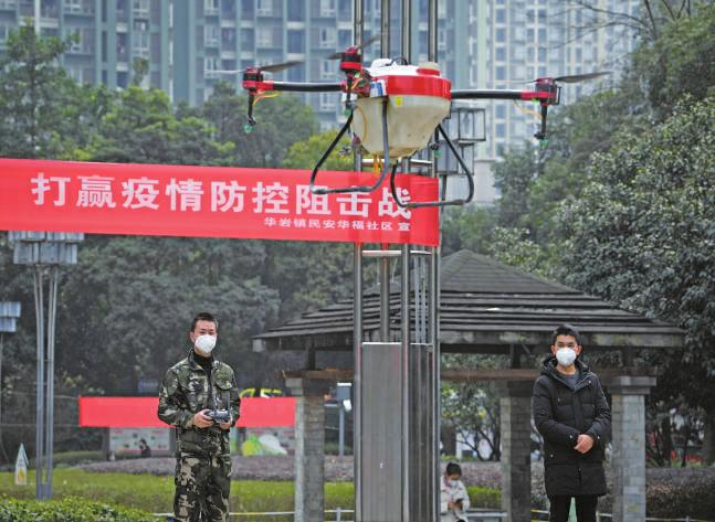 重庆华岩镇：无人机化身“消毒员” 两个小时小区消杀全覆盖 
