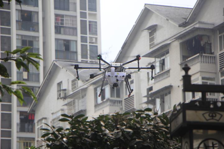 无人机消洒忙 我区首次使用无人机进行公共区域消毒作业