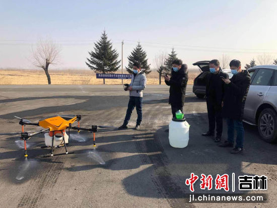珲春市板石镇利用无人机对重点区域开展消杀