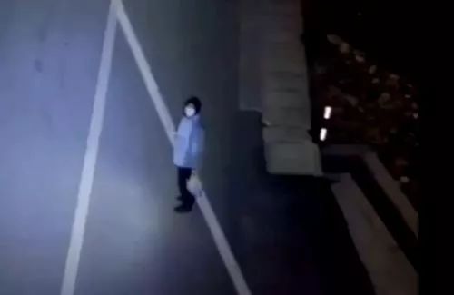 行人走夜路，突然天上射下一束光为他照明……