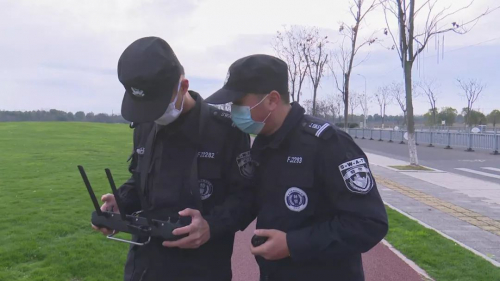 警用无人机飞升空 “隔空喊话”防疫情 