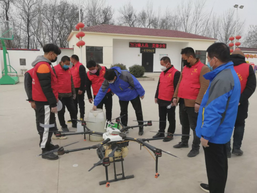 【硬核防控】八里曹村无人机当起了“消毒员”