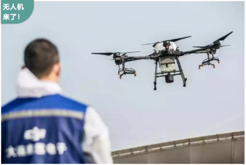 大连启用无人机对广场消毒！