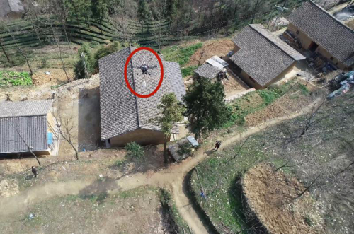 湖北十堰：消防“无人机”为武当山村民空投防疫物资 