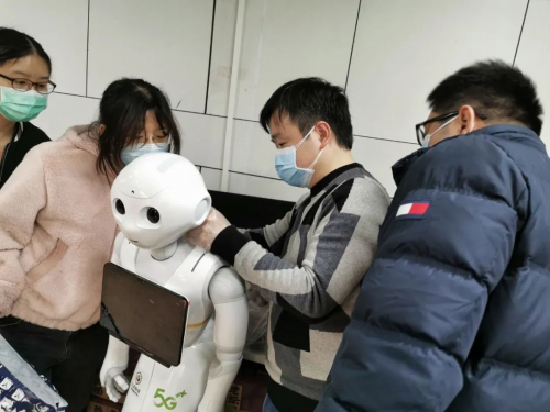 无人机消毒、机器人护士 | 科技如何助力这场战疫？