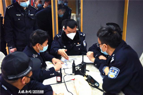 无人机出动，贵安公安“空中+地面”护航樱花园 