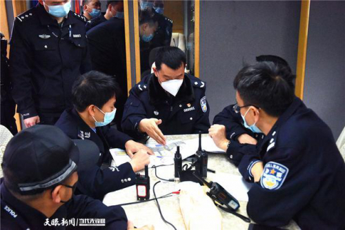 无人机出动，贵安公安“空中+地面”护航樱花园 