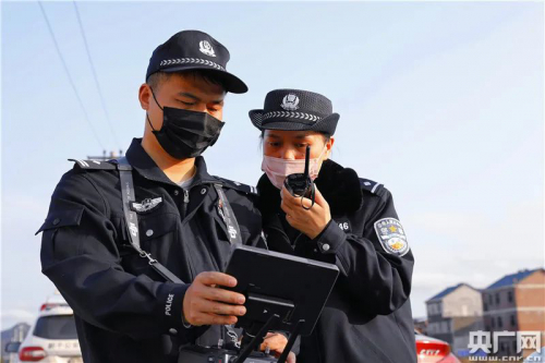 早出晚归：带着无人机上“疫”线的黄金搭档 