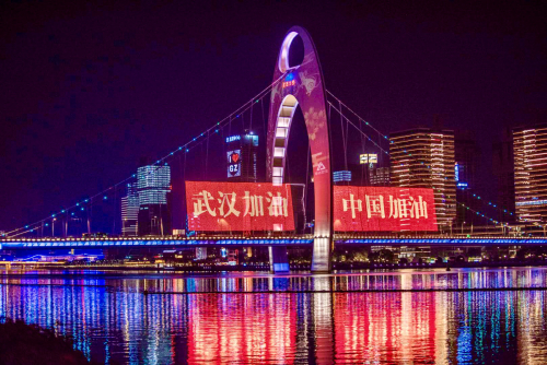 无人机巡检、地标投屏亮灯……宣传抗“疫”，广州很拼 