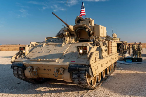 美驻叙利亚部队遭遇偷袭，小型无人机临空轰炸，扔下的炮弹不一般 