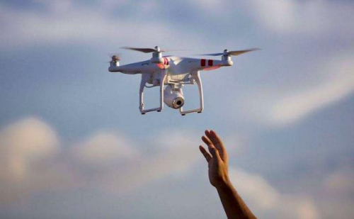 拿下全球8成市场，搞垮美国无人机巨头，大疆一飞冲天成国产骄傲 