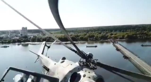 比鸟更加危险，俄罗斯米-24武直上演惊魂时刻，差点与无人机相撞